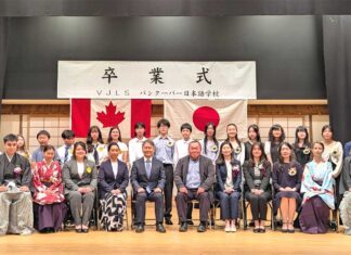 「次のレベルでもがんばりたい」2024年度バンクーバー日本語学校卒業式 卒業生全員で記念撮影。髙橋バンクーバー総領事、町田・須田共同理事長、担任の先生らと一緒に。2025年6月14日、バンクーバー市。撮影 日加トゥデイ