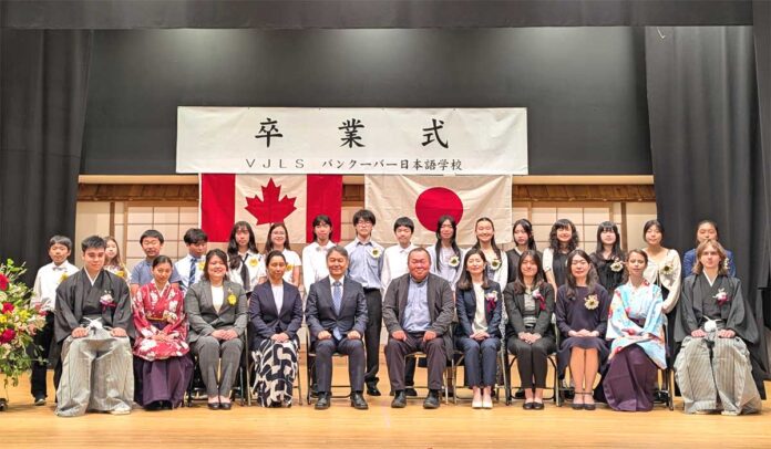 卒業生全員で記念撮影。髙橋バンクーバー総領事、町田・須田共同理事長、担任の先生らと一緒に。2025年6月14日、バンクーバー市。撮影　日加トゥデイ