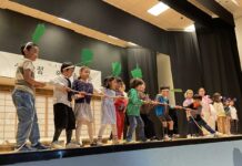 「歌にクイズ、百人一首の現代バージョンも!」バンクーバー日本語学校で学習発表会開催 小学科1年は「おおきなかぶ」の劇を披露。2025年5月24日、バンクーバー市。撮影 宗圓由佳