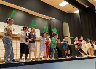 「歌にクイズ、百人一首の現代バージョンも!」バンクーバー日本語学校で学習発表会開催 小学科1年は「おおきなかぶ」の劇を披露。2025年5月24日、バンクーバー市。撮影 宗圓由佳