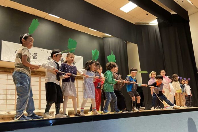 小学科1年は「おおきなかぶ」の劇を披露。2025年5月24日、バンクーバー市。撮影　宗圓由佳