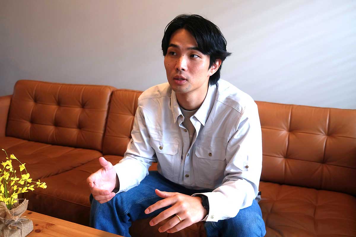 インタビューに応じる新島啓友さん。撮影：田上麻里亜