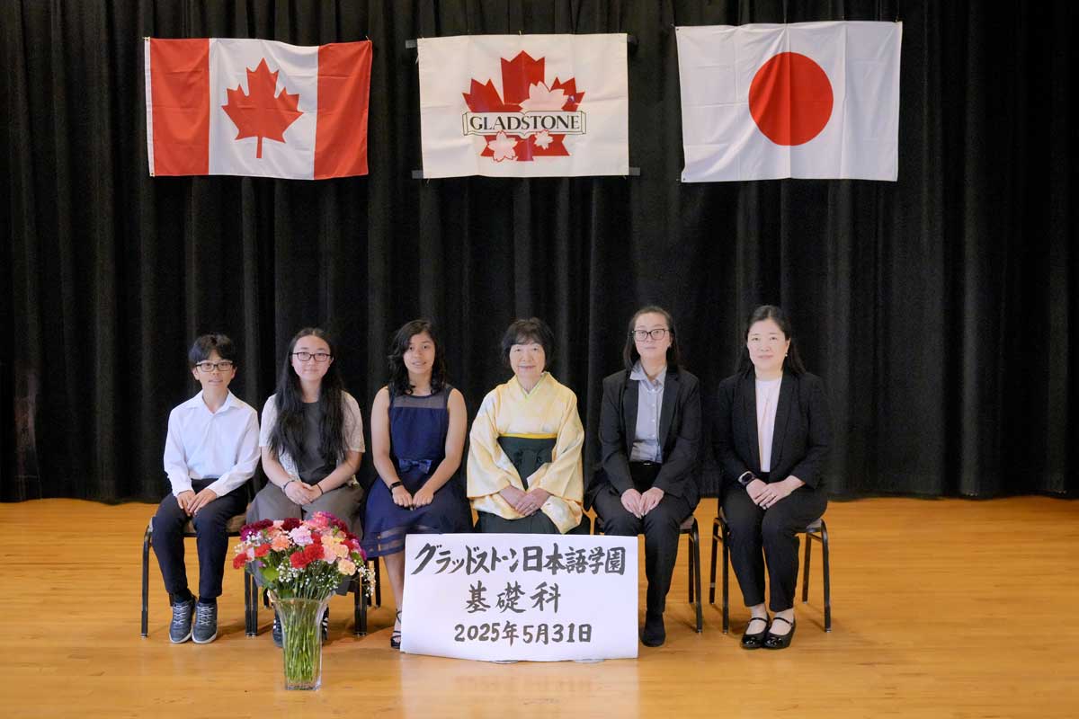 基礎科の卒業生と村上学園長。2025年5月31日、日系センターホール。Photo by Gladstone Japanese Language School