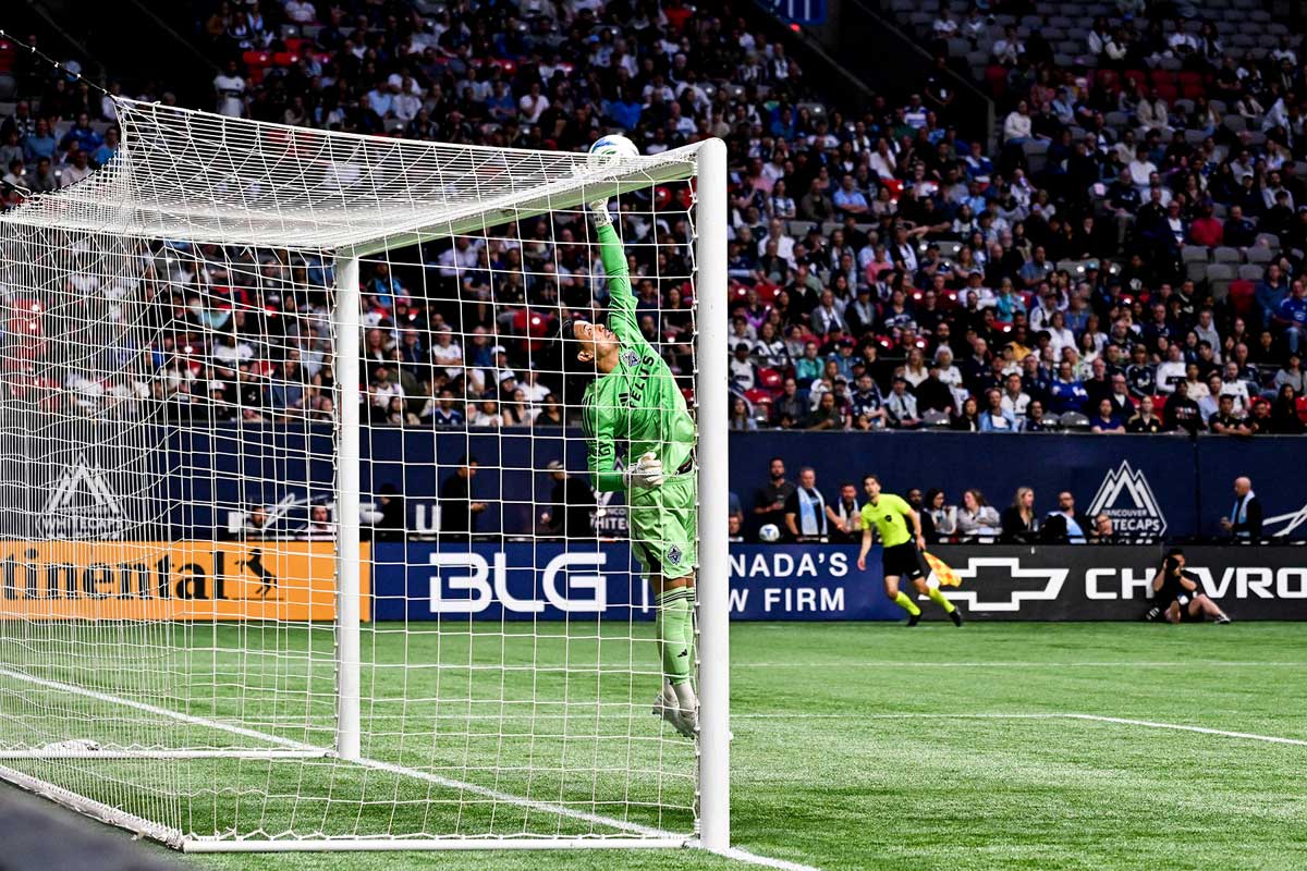 ポール際に上がってきたボールをジャンプ一番弾くGK高丘。サンディエゴFC戦。2025年6月25日、BCプレース。Photo by Koichi Saito/Japan Canada Today