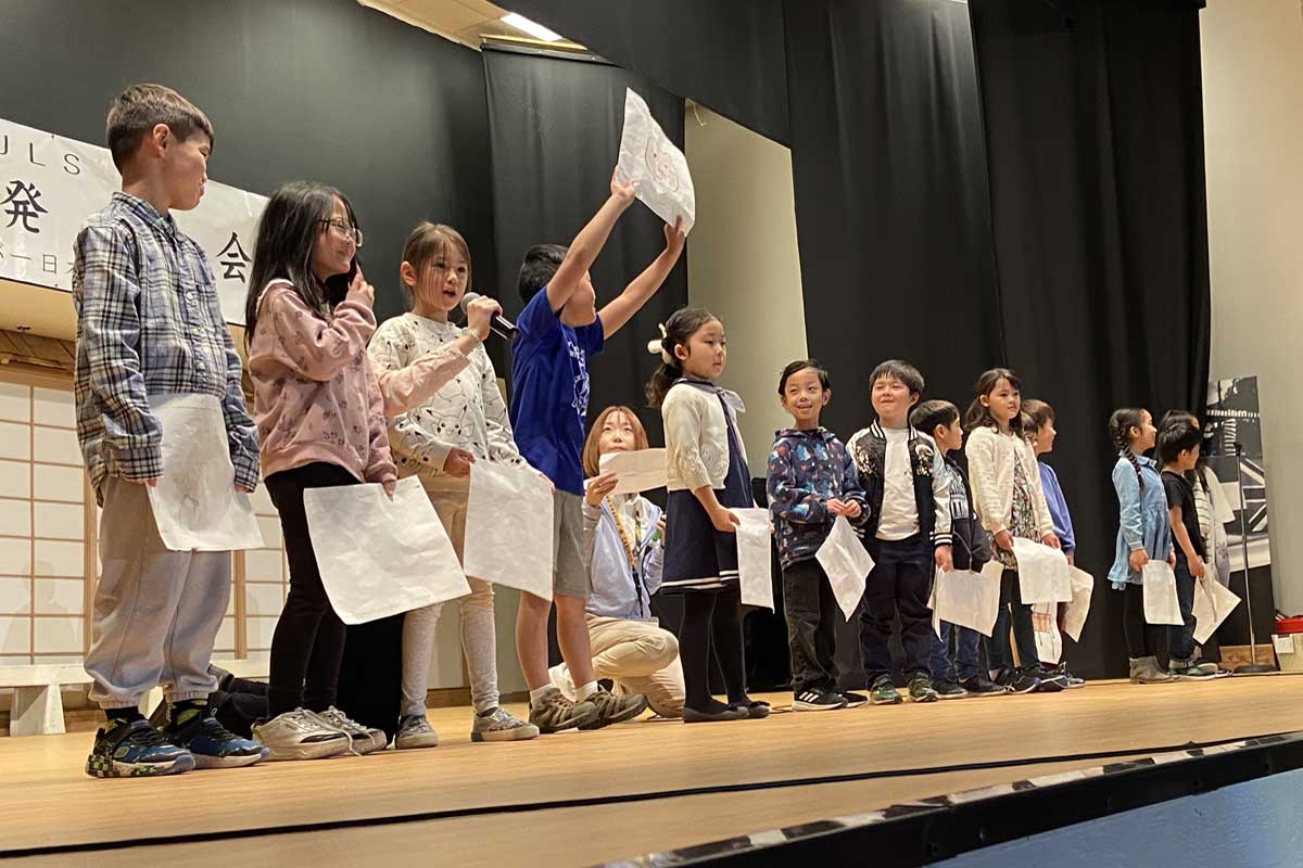 隠れている言葉を探せ!小学科2年「ことばを見つけよう」。2025年5月24日、バンクーバー市。撮影 宗圓由佳