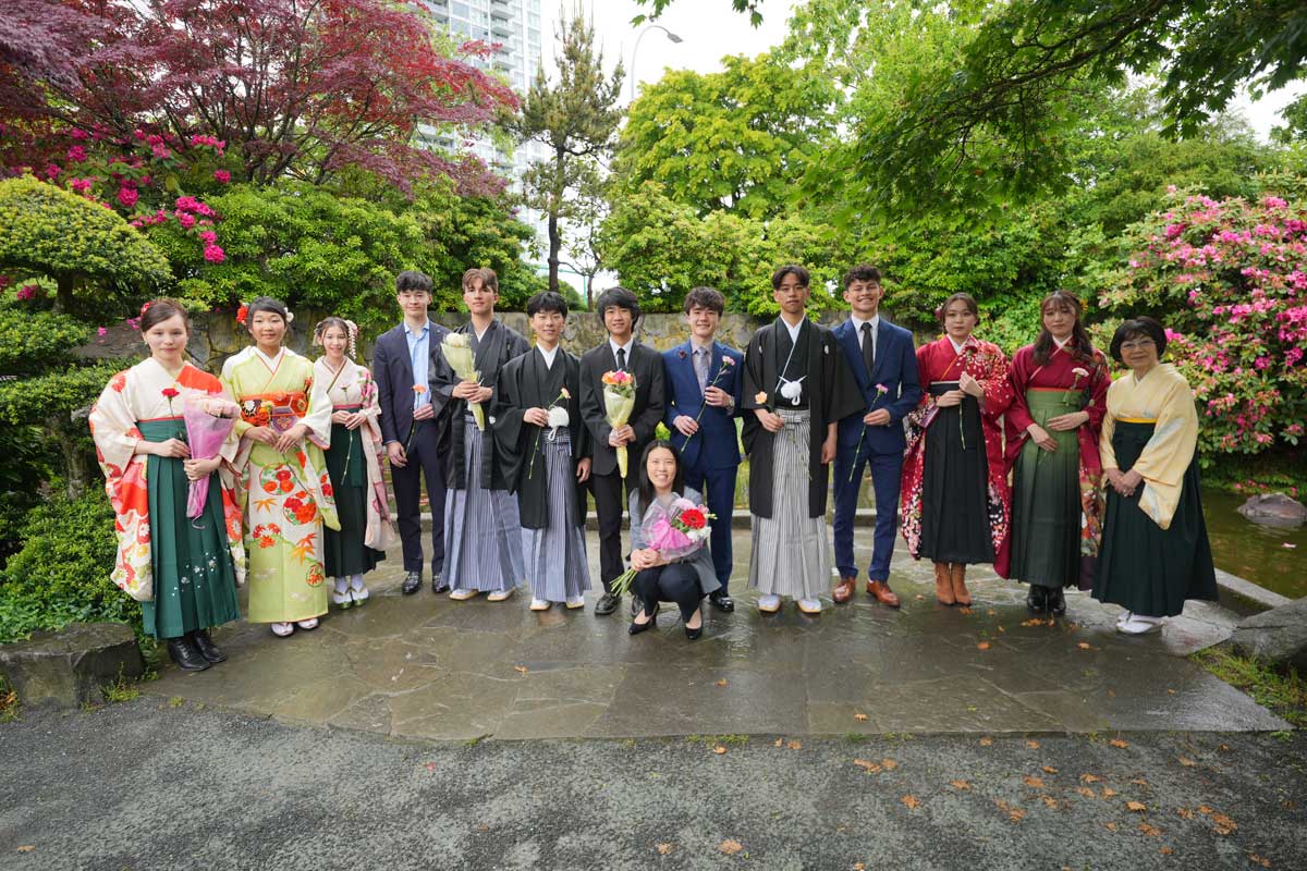 朝は雨だったが、式が終わる頃には雨が上がり、午後には青空が広がった。「晴れ女なんです」と笑いながら話した村上学園長と卒業生。2025年5月31日、日系センターホール。Photo by Gladstone Japanese Language School