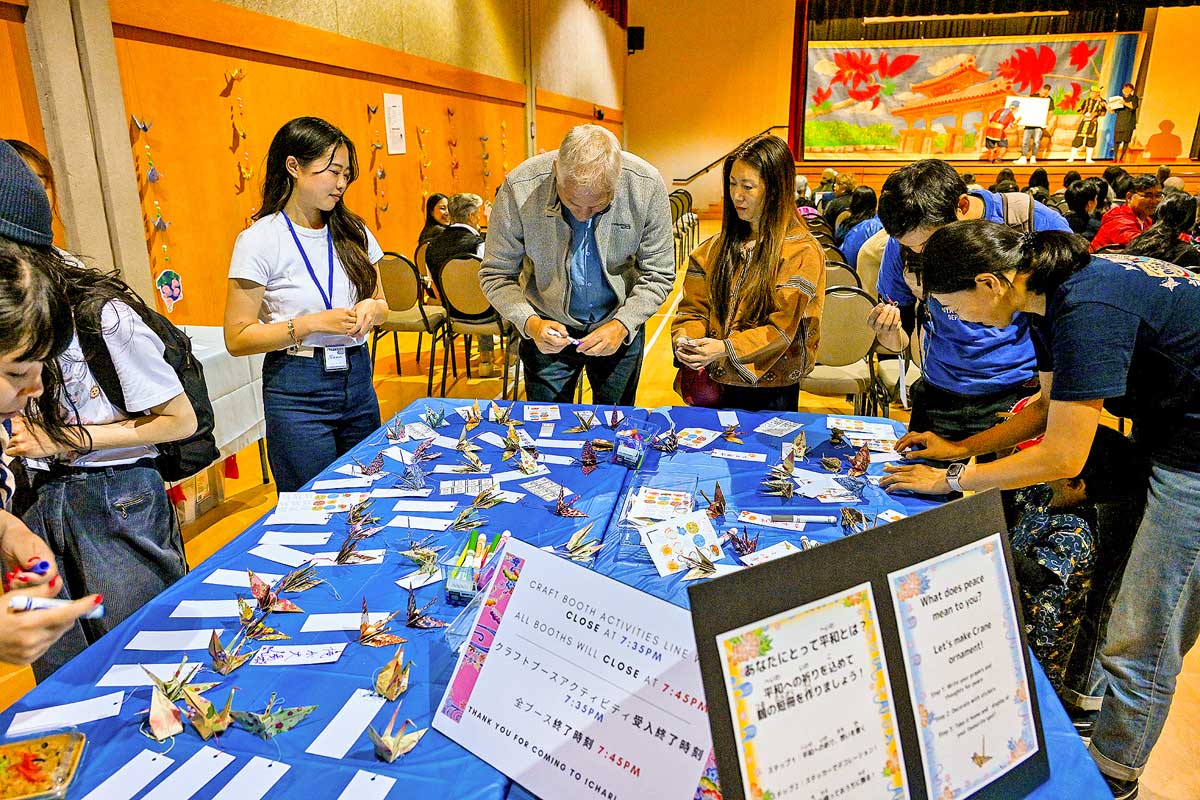 「あなたにとっての平和とは?」というテーマで、それぞれが折り鶴に願いを込めた。2025年6月22日、バーナビー市。Photo by Koichi Saito