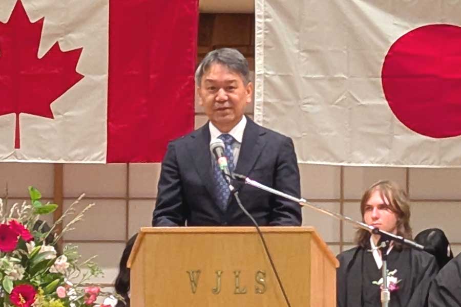 卒業生に祝辞を述べる髙橋バンクーバー総領事。2025年6月14日、バンクーバー市。撮影　日加トゥデイ