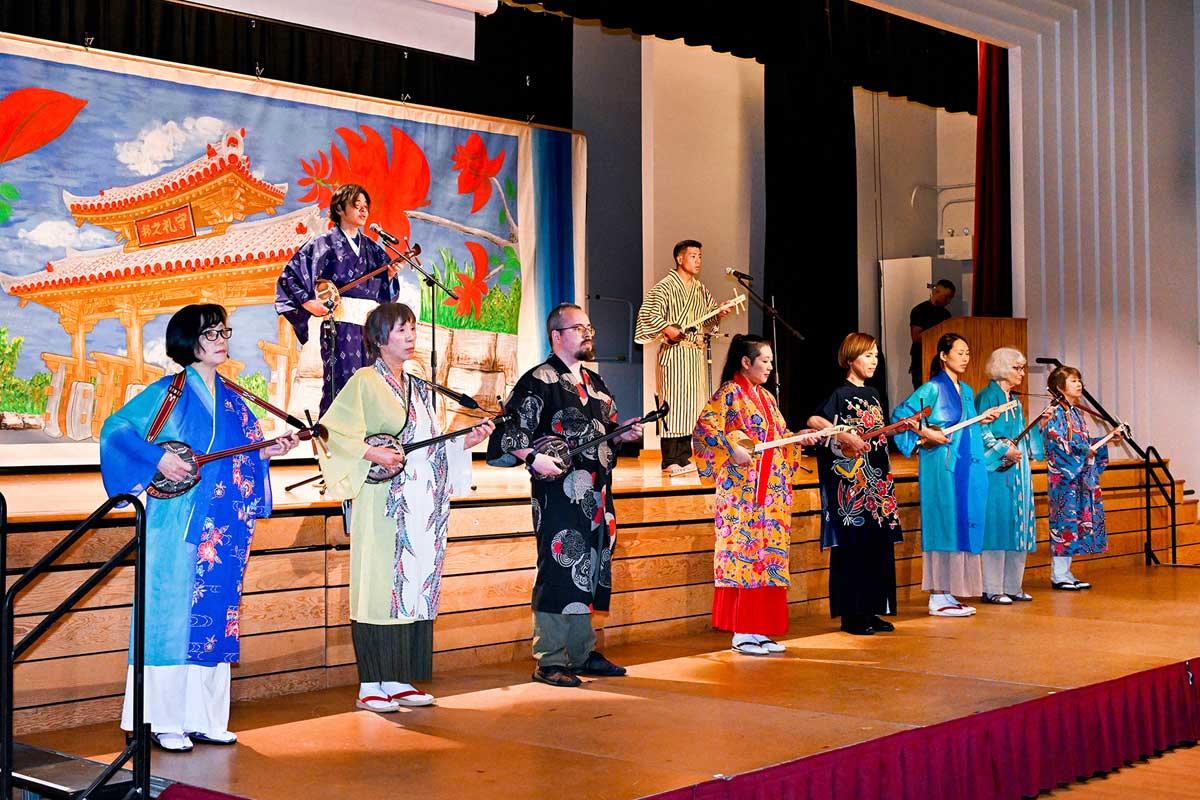 琉球時代から大切にされてきた三線の演奏。戦時中、命の次に大切なものは三線とまで言われていたという。2025年6月22日、バーナビー市。Photo by Koichi Saito