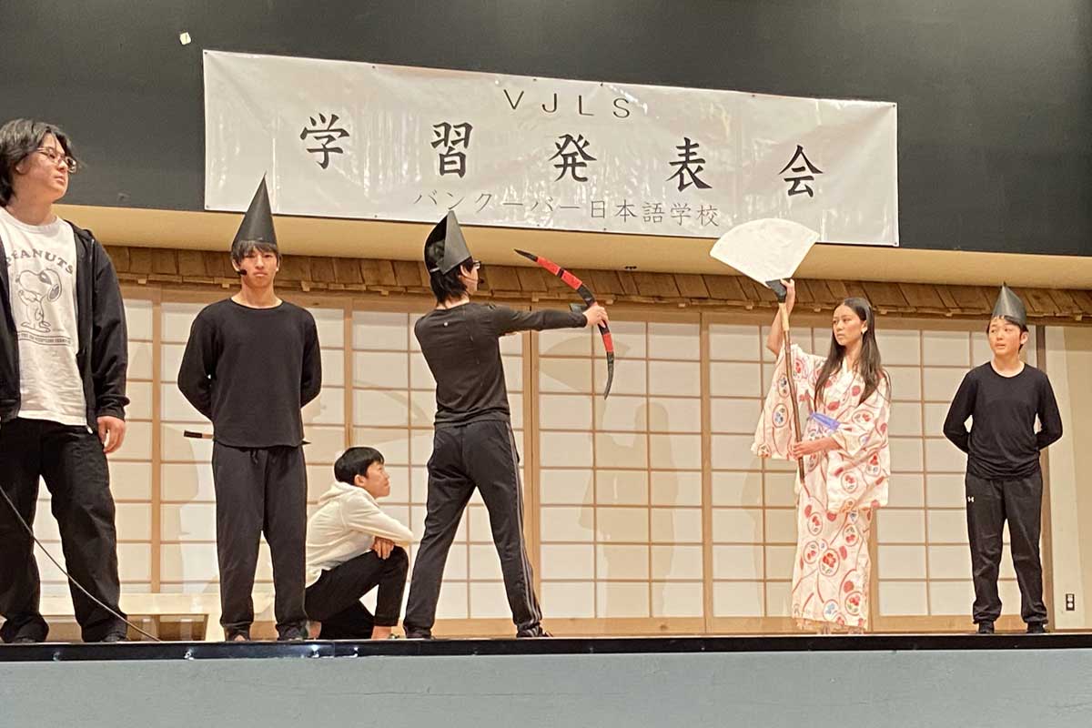 「平家物語」の「扇の的」を演じた中学科2年。2025年5月24日、バンクーバー市。撮影 宗圓由佳