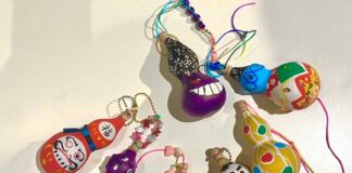 「『瓢箪から駒』を数える」ひょうたんアーティストあらぽんさんバンクーバーでワークショップ バンクーバーでのワークショップで参加者がデザインした色とりどりのひょうたん。クリスマスオーナメントとして作ったつわものも。2024年11月26日、バンクーバー市。写真提供:ウィトレッド太朗さん