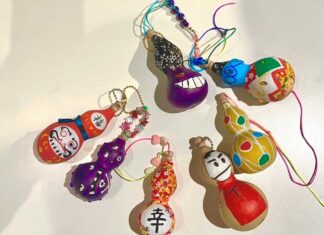 「『瓢箪から駒』を数える」ひょうたんアーティストあらぽんさんバンクーバーでワークショップ バンクーバーでのワークショップで参加者がデザインした色とりどりのひょうたん。クリスマスオーナメントとして作ったつわものも。2024年11月26日、バンクーバー市。写真提供:ウィトレッド太朗さん