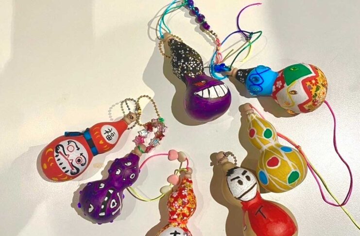 「『瓢箪から駒』を数える」ひょうたんアーティストあらぽんさんバンクーバーでワークショップ バンクーバーでのワークショップで参加者がデザインした色とりどりのひょうたん。クリスマスオーナメントとして作ったつわものも。2024年11月26日、バンクーバー市。写真提供:ウィトレッド太朗さん