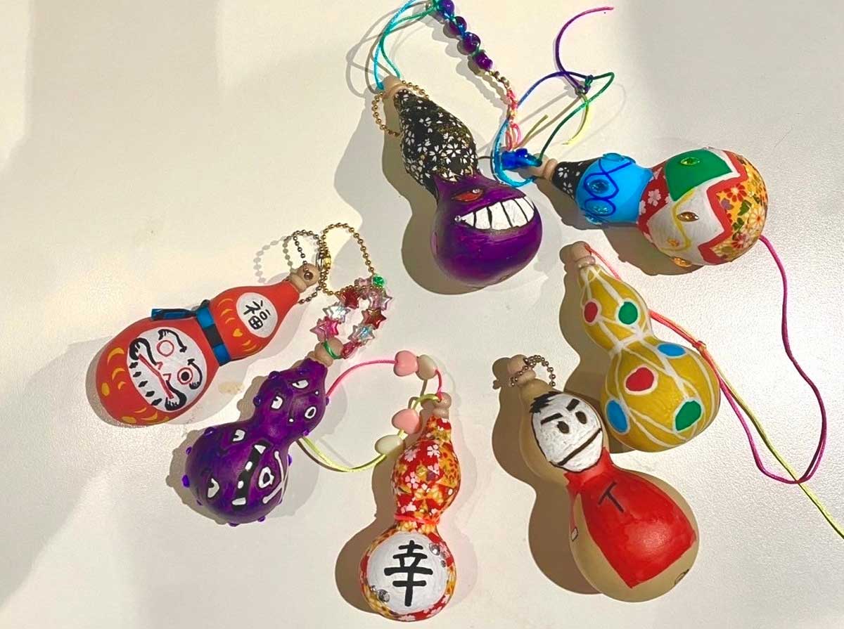 バンクーバーでのワークショップで参加者がデザインした色とりどりのひょうたん。クリスマスオーナメントとして作ったつわものも。2024年11月26日、バンクーバー市。写真提供:ウィトレッド太郎さん