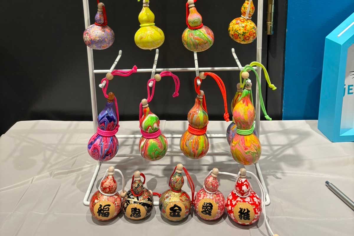 あらぽんさんが制作した、和紙を貼ったひょうたんとマーブリングしたひょうたん。ワークショップ会場で。2024年11月26日、バンクーバー市。写真提供:ウィトレッド太郎さん