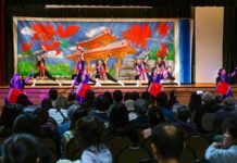 沖縄戦終結から80年の節目Ichari-Van Nightで世代超え継承 バンクーバー沖縄太鼓によるエイサー演舞。2025年6月22日、バーナビー市。Photo by Koichi Saito