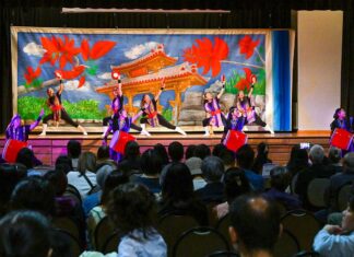 沖縄戦終結から80年の節目Ichari-Van Nightで世代超え継承 バンクーバー沖縄太鼓によるエイサー演舞。2025年6月22日、バーナビー市。Photo by Koichi Saito