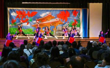 沖縄戦終結から80年の節目Ichari-Van Nightで世代超え継承 バンクーバー沖縄太鼓によるエイサー演舞。2025年6月22日、バーナビー市。Photo by Koichi Saito