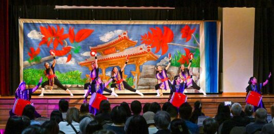 バンクーバー沖縄太鼓によるエイサー演舞。2025年6月22日、バーナビー市。Photo by Koichi Saito
