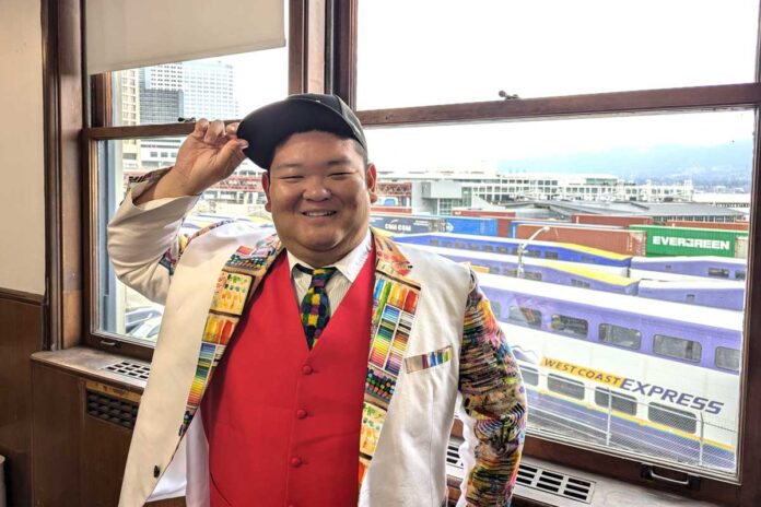 カナダを訪れるのは初めてというあらぽんさん。バンクーバー市内で。2024年11月26日。撮影　日加トゥデイ