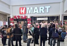 ビクトリアでH-Martオープン、食料品など日本の商品も充実 H-Martビクトリアのオープンを待つ長蛇の列。2025年5月22日、ビクトリア市。写真提供 H-Mart