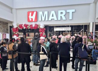 ビクトリアでH-Martオープン、食料品など日本の商品も充実 H-Martビクトリアのオープンを待つ長蛇の列。2025年5月22日、ビクトリア市。写真提供 H-Mart