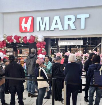 ビクトリアでH-Martオープン、食料品など日本の商品も充実 H-Martビクトリアのオープンを待つ長蛇の列。2025年5月22日、ビクトリア市。写真提供 H-Mart
