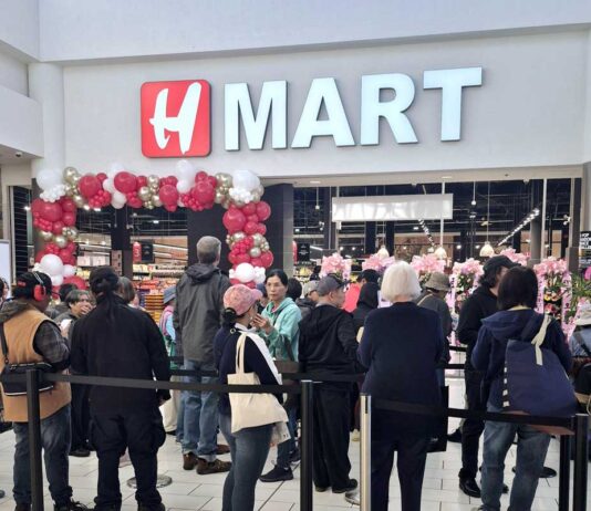 ビクトリアでH-Martオープン、食料品など日本の商品も充実 H-Martビクトリアのオープンを待つ長蛇の列。2025年5月22日、ビクトリア市。写真提供 H-Mart