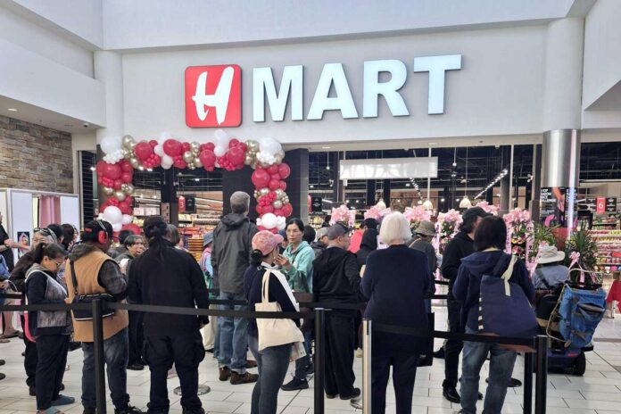 H-Martビクトリアのオープンを待つ長蛇の列。2025年5月22日、ビクトリア市。写真提供　H-Mart