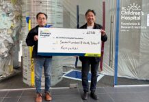 建友会、ジャパンフェア風車作りで集まった募金をBCチルドレンズ・ホスピタルに寄付 建友会、和田さん(左)と松原会長。BCチルドレンズ・ホスピタルに寄付。2025年5月23日、バンクーバー市。写真提供 建友会