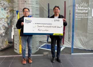 建友会、ジャパンフェア風車作りで集まった募金をBCチルドレンズ・ホスピタルに寄付 建友会、和田さん(左)と松原会長。BCチルドレンズ・ホスピタルに寄付。2025年5月23日、バンクーバー市。写真提供 建友会