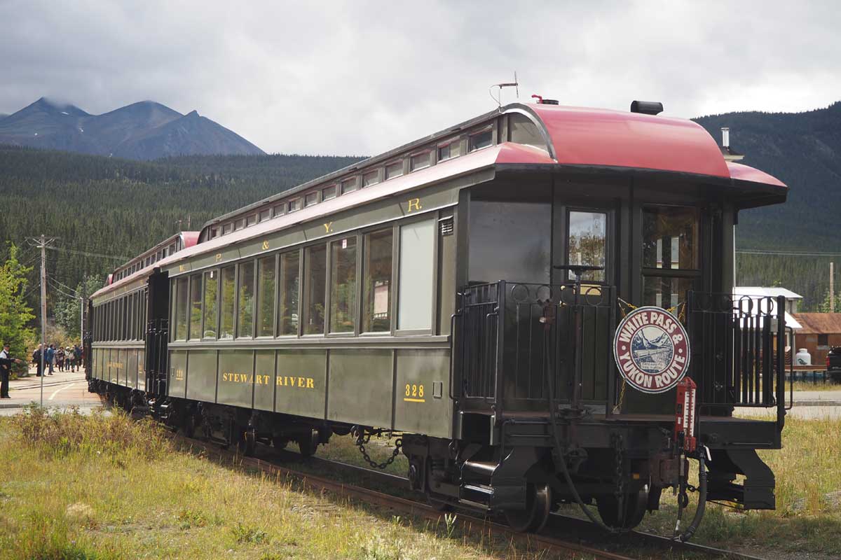 カークロスに停車中のホワイト・パス・アンド・ユーコン・ルートの観光列車（大塚圭一郎撮影）
