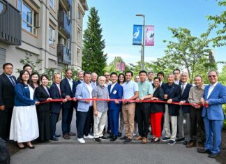 バーナビー・釧路姉妹都市60周年、日系センター近くの小道を「釧路レーン」に 「釧路レーン」でテープカット。2025年7月13日、バーナビー市。撮影 斉藤光一