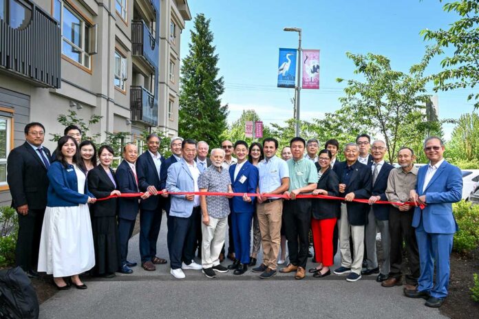 「釧路レーン」でテープカット。2025年7月13日、バーナビー市。撮影　斉藤光一