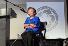 広島・長崎から80年、ハミルトンでサーロー節子さんと平和について考える ドキュメンタリー映画上映前にあいさつするサーロー節子さん。2025年7月5日、ハミルトン市。撮影 三島直美/日加トゥデイ