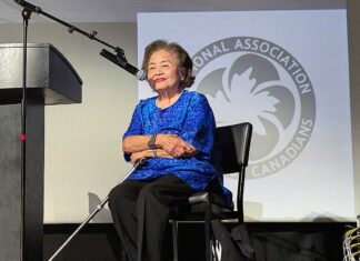 広島・長崎から80年、ハミルトンでサーロー節子さんと平和について考える ドキュメンタリー映画上映前にあいさつするサーロー節子さん。2025年7月5日、ハミルトン市。撮影 三島直美/日加トゥデイ