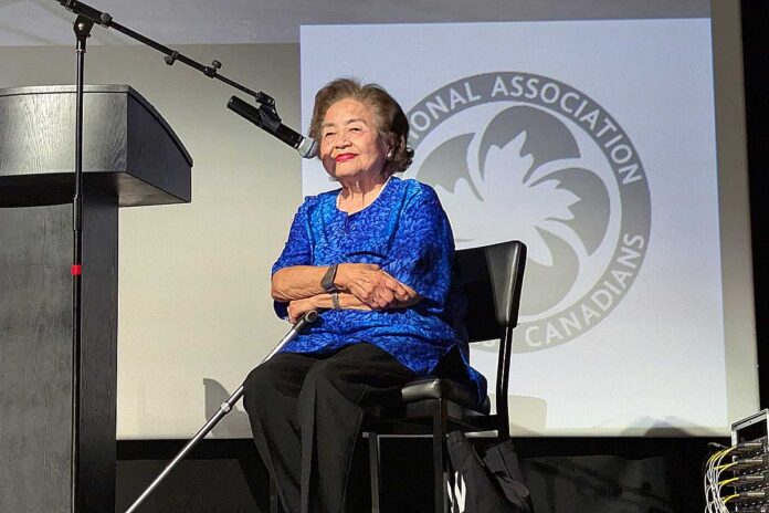 ドキュメンタリー映画上映前にあいさつするサーロー節子さん。2025年7月5日、ハミルトン市。撮影　三島直美／日加トゥデイ