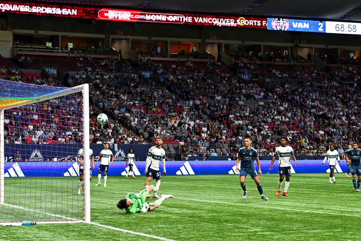 好セーブを見せるGK高丘。2025年7月26日、バンクーバー市BCプレース。撮影 斉藤光一/日加トゥデイ