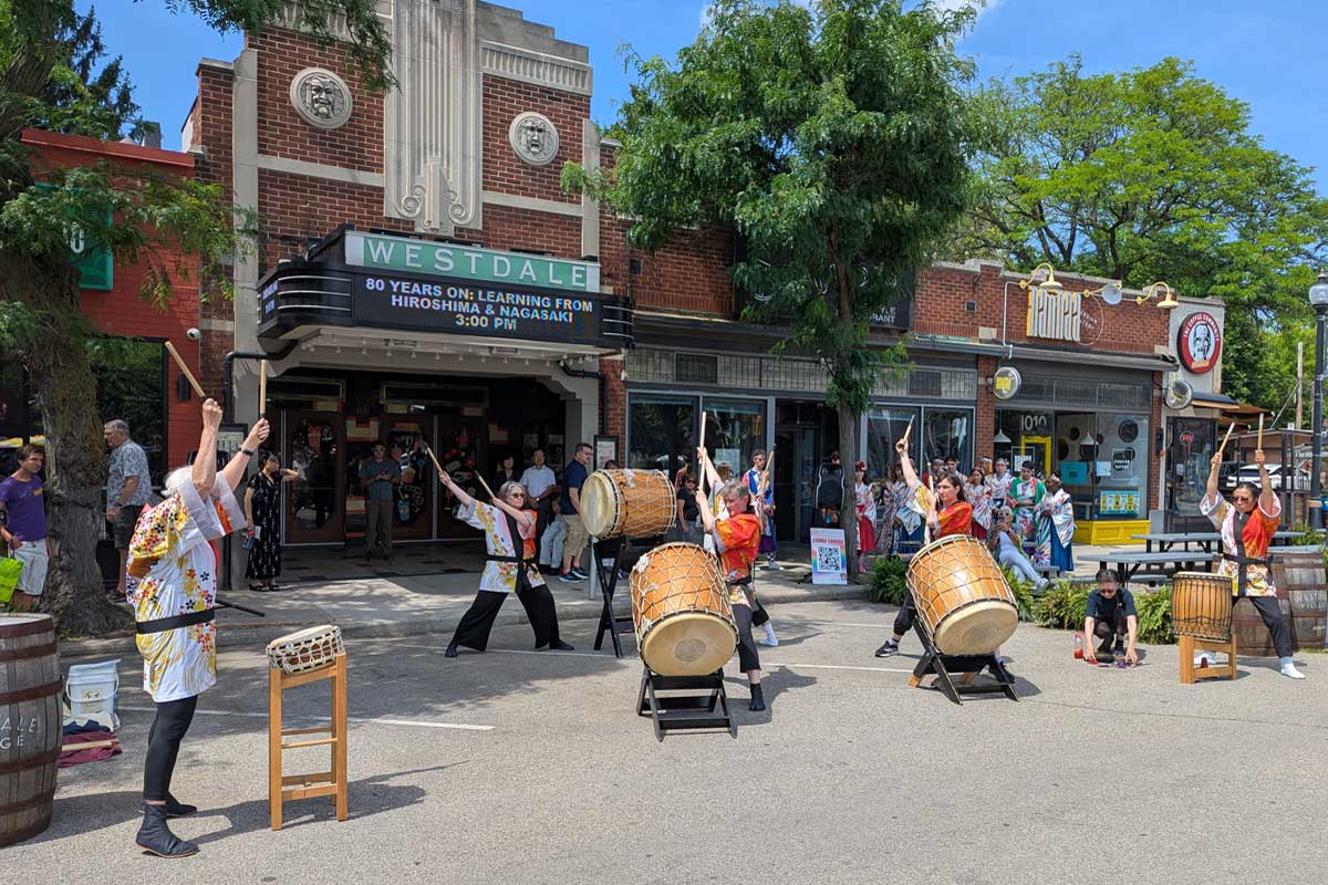 会場となったウエストデール劇場前で和太鼓を演奏するInner Truth Taiko Dojo。2025年7月5日、ハミルトン市。撮影　三島直美／日加トゥデイ