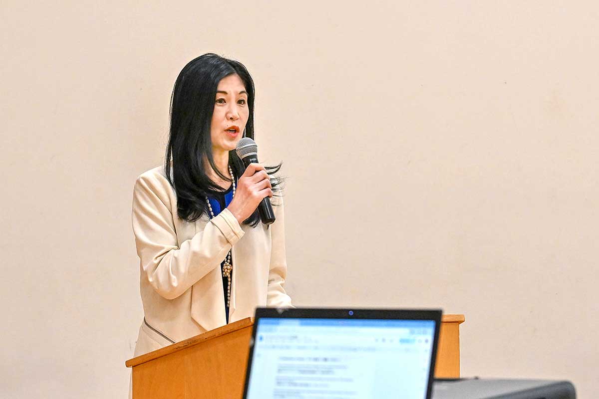 在バンクーバー日本国領事館・岡垣さとみ首席領事があいさつ。2025年7月5日、バンクーバー市。Photo by Koichi Saito