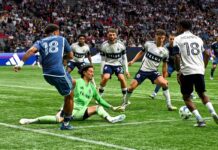 高丘、MLSオールスター出場明けに11度目のクリーンシートでホワイトキャップス快勝 GK高丘とゴール前の攻防。2025年7月26日、バンクーバー市BCプレース。撮影 斉藤光一/日加トゥデイ