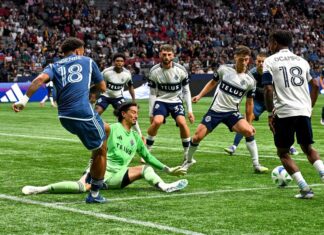 高丘、MLSオールスター出場明けに11度目のクリーンシートでホワイトキャップス快勝 GK高丘とゴール前の攻防。2025年7月26日、バンクーバー市BCプレース。撮影 斉藤光一/日加トゥデイ