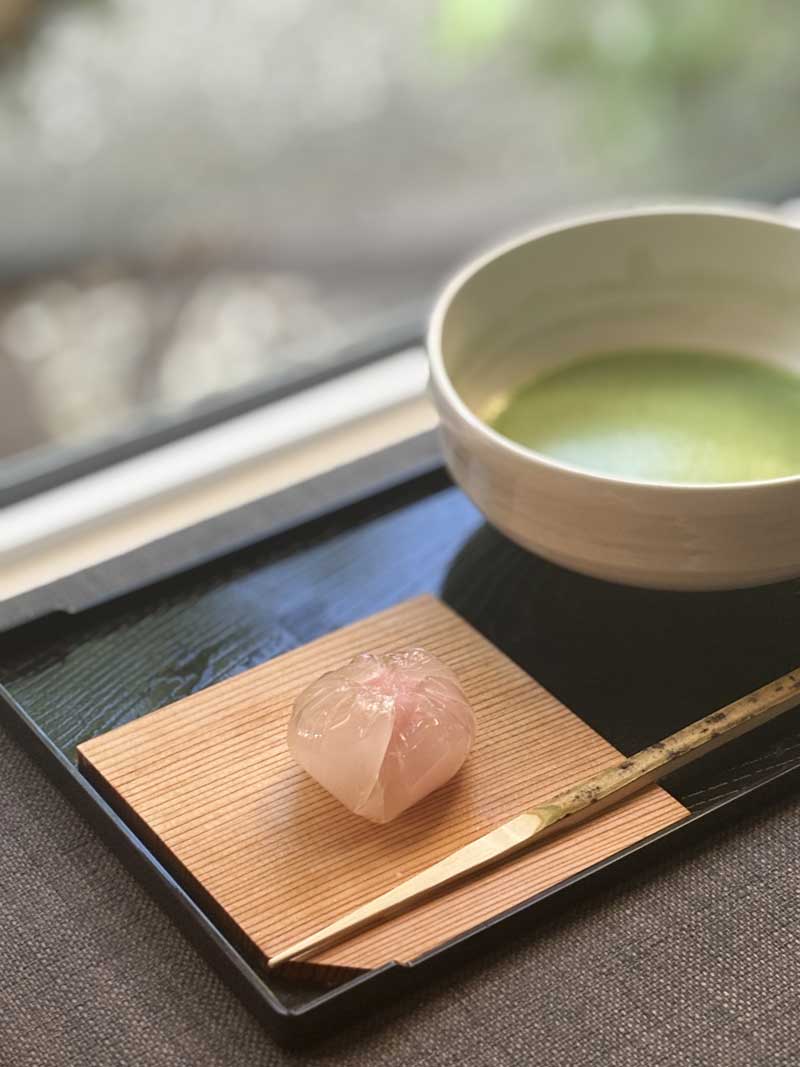 写真「お菓子も涼しさを演出します：くず餅と抹茶」 コナともこ