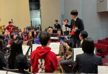 音楽がつなぐ姉妹都市の絆~大阪府守口市で開催された日加中高校生ジョイントコンサートを終えて 日本の学生がカナダの学生へ指示を伝え中。英語、伝わったかな?写真 日本カナダ商工会議所