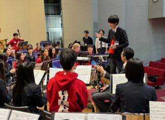 音楽がつなぐ姉妹都市の絆~大阪府守口市で開催された日加中高校生ジョイントコンサートを終えて 日本の学生がカナダの学生へ指示を伝え中。英語、伝わったかな?写真 日本カナダ商工会議所