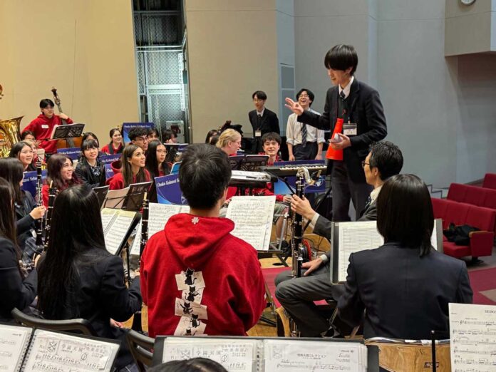 2_Moriguchi-NewWest_sister-city_2025 日本の学生がカナダの学生へ指示を伝え中。英語、伝わったかな?写真 日本カナダ商工会議所