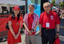 カナダデーに今年もスティーブストンでサーモンフェスティバル開催 開会式の後で。左から、バンクーバー総領事館・岡垣首席領事、髙橋総領事、フェスティバル理事コジマさん。2025年7月1日、リッチモンド市。撮影 日加トゥデイ