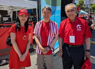 カナダデーに今年もスティーブストンでサーモンフェスティバル開催 開会式の後で。左から、バンクーバー総領事館・岡垣首席領事、髙橋総領事、フェスティバル理事コジマさん。2025年7月1日、リッチモンド市。撮影 日加トゥデイ