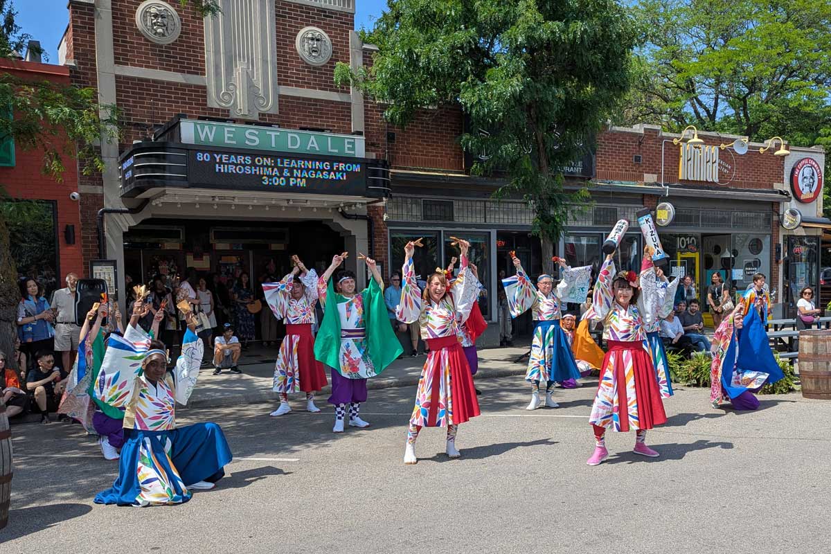 和太鼓に続いて、高知県よさこいアンバサダー「絆国際チームカナダ」がダンスを披露した。2025年7月5日、ハミルトン市。撮影　三島直美／日加トゥデイ