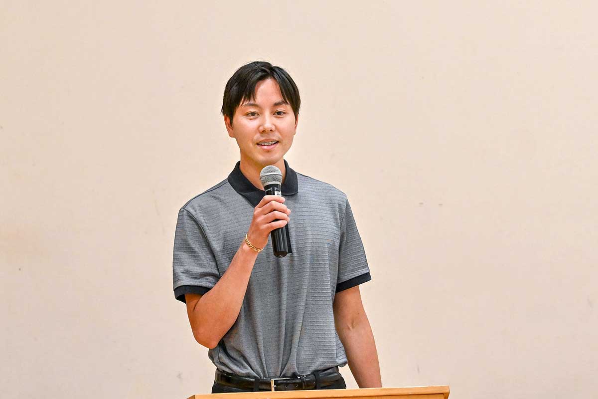 自身が被爆3世で祖父母たちの思いも合わせて若い世代の自分たちが語り継いでいく責任があると語るバンクーバー広島県人会理事の吉崎大貴さん。2025年7月5日、バンクーバー市。Photo by Koichi Saito